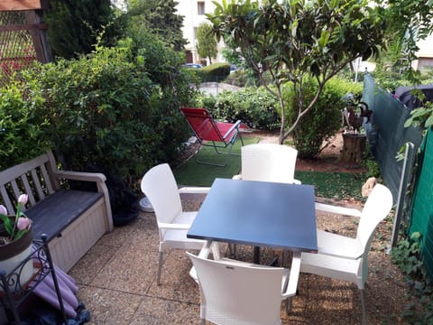 T2, jardin, véranda chambre, climatisation, parking privatif, proche à pied centre, plage, gare, pour 3 adultes ou 2 adultes avec 2 enfants Apartment in French Riviera