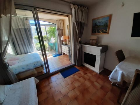 T2, jardin, véranda chambre, climatisation, parking privatif, proche à pied centre, plage, gare, pour 3 adultes ou 2 adultes avec 2 enfants Apartment in French Riviera