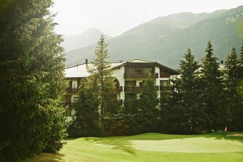 Property building, Day, Summer, Golfcourse, Golfcourse, Mountain view
