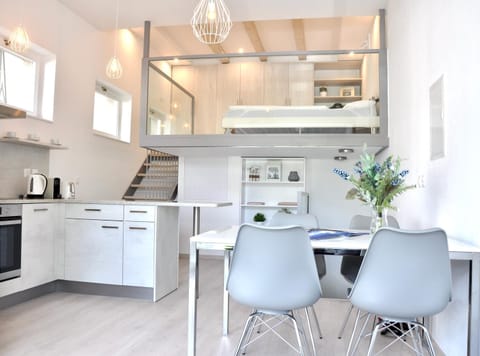 Kitchen or kitchenette, Dining area, Bedroom