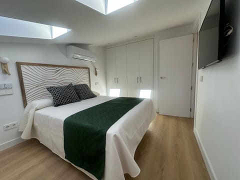 Bed, TV and multimedia, Photo of the whole room, Bedroom, wardrobe