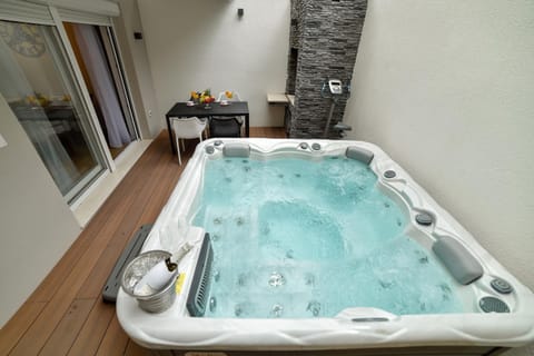 BBQ facilities, Hot Tub, Balcony/Terrace, Fitness centre/facilities