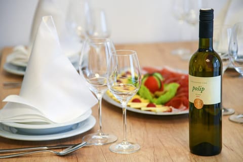 Restaurant/places to eat, Drinks, Alcoholic drinks