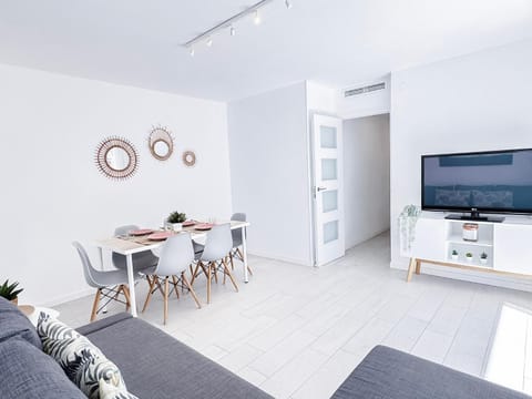 TV and multimedia, Living room, Seating area, Dining area