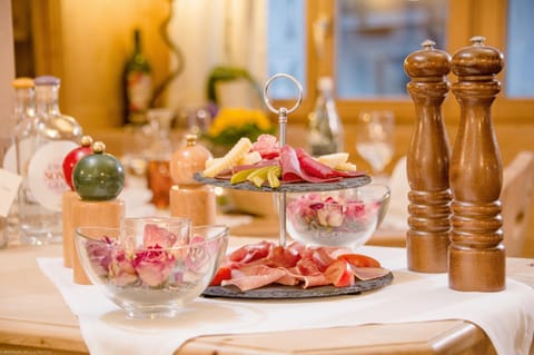 Food and drinks, Buffet breakfast