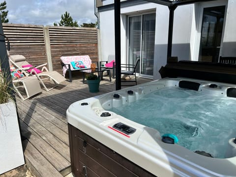 Patio, Spa and wellness centre/facilities