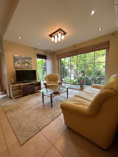 Communal lounge/ TV room, TV and multimedia, Living room, Seating area
