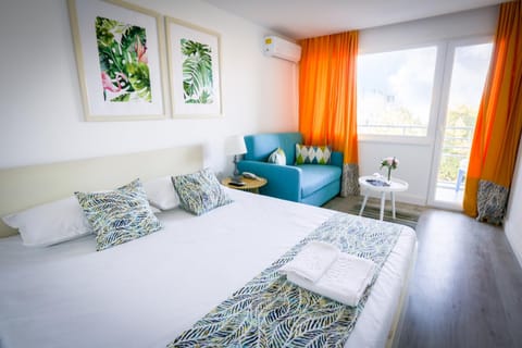 Bed, Balcony/Terrace, Photo of the whole room, Seating area, Bedroom, towels, air conditioner