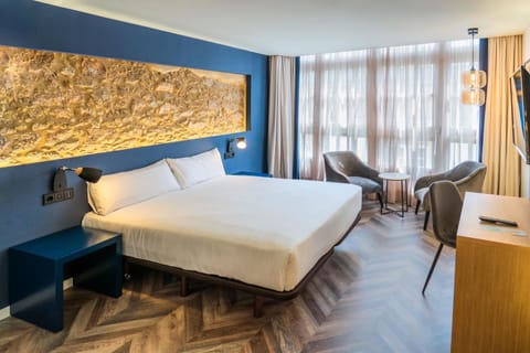 Bed, TV and multimedia, Photo of the whole room, Bedroom