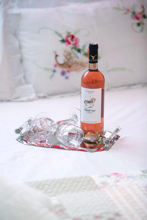 Bed, Food and drinks, Photo of the whole room, Bedroom, Drinks