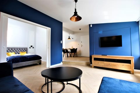 Bed, TV and multimedia, Living room, Seating area