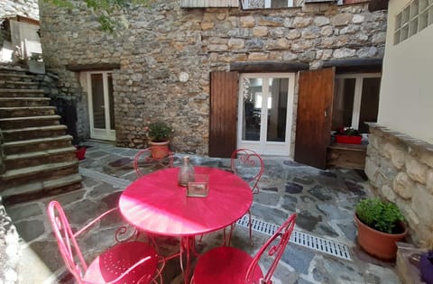 Patio, Dining area, Inner courtyard view