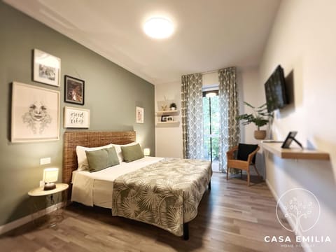 Bed, TV and multimedia, Photo of the whole room, Bedroom