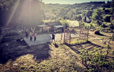 cararetro , caravane chauffée et climatisée Campground/ 
RV Resort in Auvergne-Rhône-Alpes