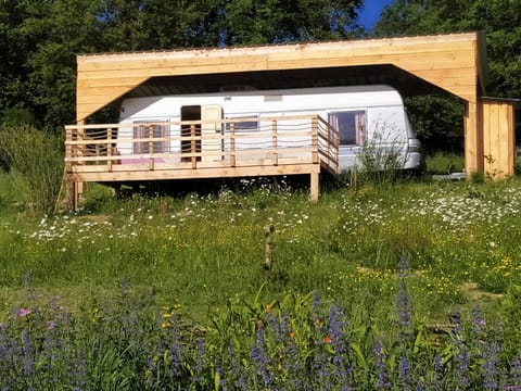 cararetro , caravane chauffée et climatisée Campground/ 
RV Resort in Auvergne-Rhône-Alpes