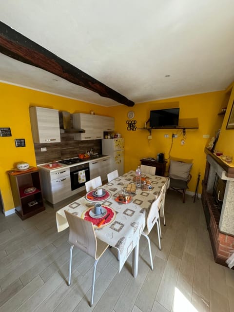 Communal kitchen, Breakfast, Italian breakfast, fireplace