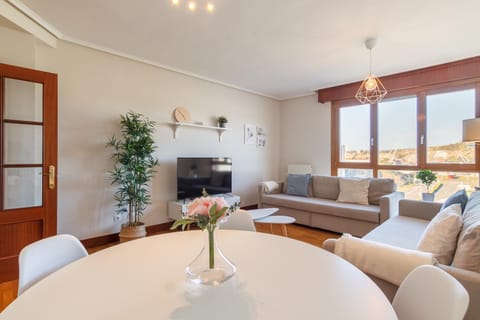 TV and multimedia, Living room, Photo of the whole room, Dining area