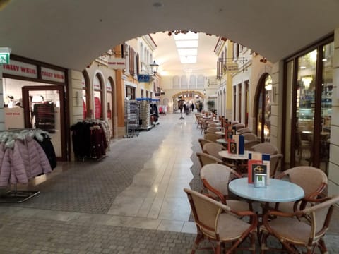 Restaurant/places to eat, Neighbourhood