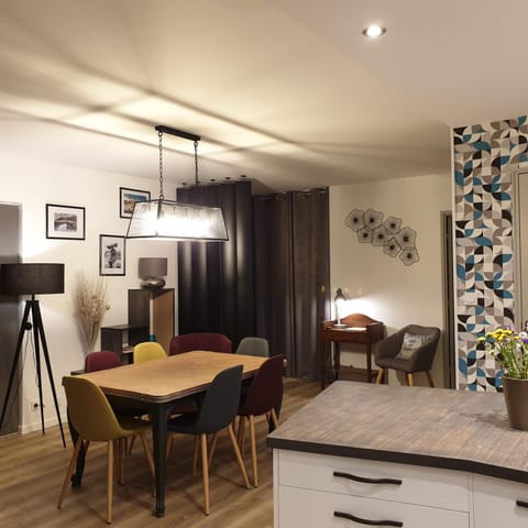 chez KARINE T4 Terrasse 5ème étage CENTRE VILLE Wifi Parking Apartment in Troyes