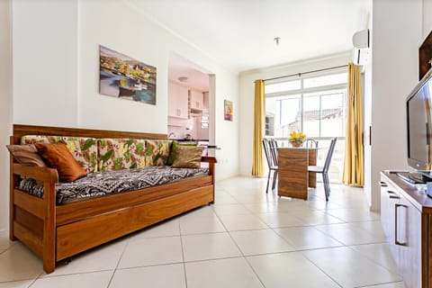 Communal lounge/ TV room, TV and multimedia, Living room, Dining area