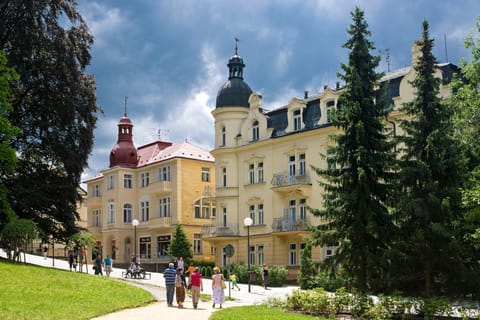 Property building, Nearby landmark, Neighbourhood