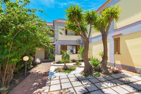 Property building, Facade/entrance, Garden