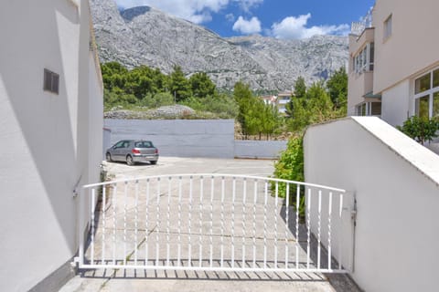 Parking, Internal: Not applicable to any particular room