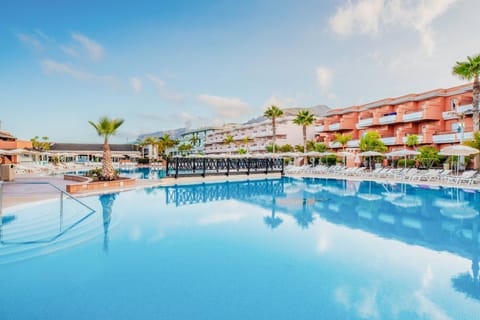 Property building, Day, Swimming pool, sunbed