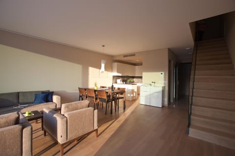 Kitchen or kitchenette, Seating area, Dining area