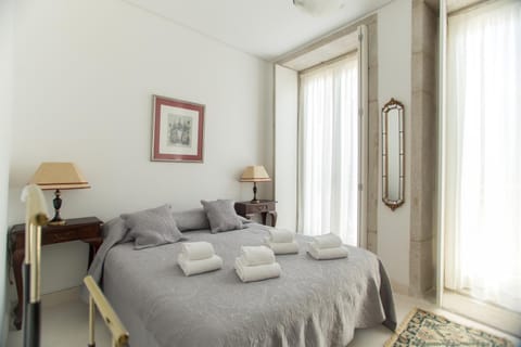 Bed, Photo of the whole room, Decorative detail, Bedroom, towels
