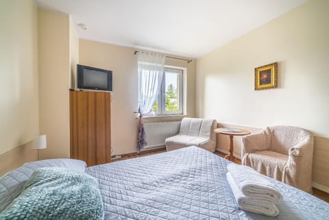 Bed, TV and multimedia, Photo of the whole room, Seating area, Bedroom, towels