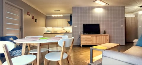 Kitchen or kitchenette, Living room, Seating area, Dining area, dishwasher
