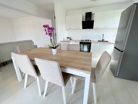 Dining area, pet friendly, stove