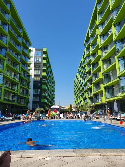 Property building, Day, Swimming pool, Swimming pool, Location, sunbed