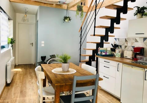 Coffee/tea facilities, Kitchen or kitchenette, Dining area