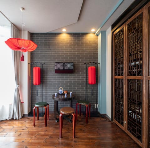 Living room, Photo of the whole room, Decorative detail, Seating area, Dining area