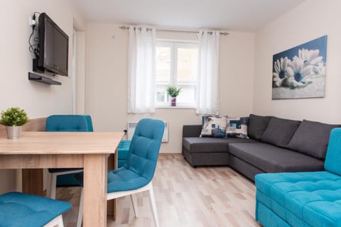 Communal lounge/ TV room, TV and multimedia, Living room, Seating area, Evening entertainment