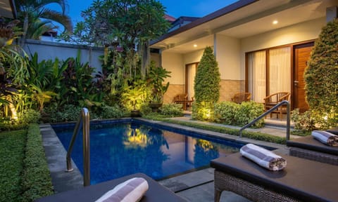Property building, Garden view, Pool view, sunbed