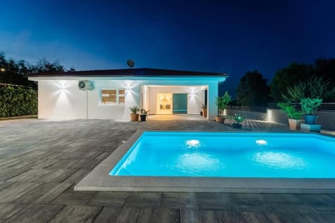 Swimming pool, Swimming pool