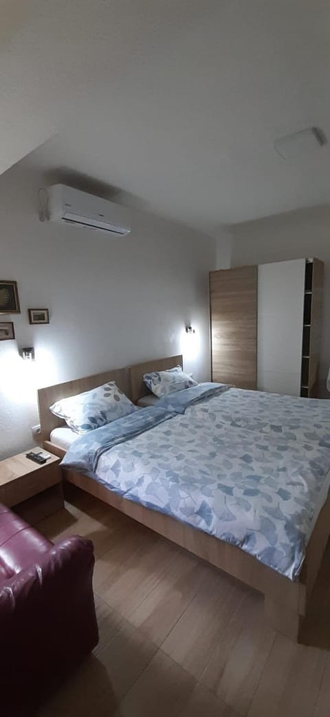 Bed, Photo of the whole room, air conditioner
