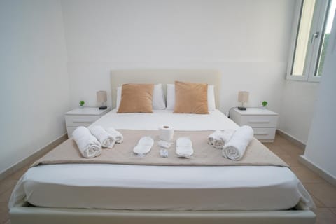 Property building, Bed, Photo of the whole room, towels
