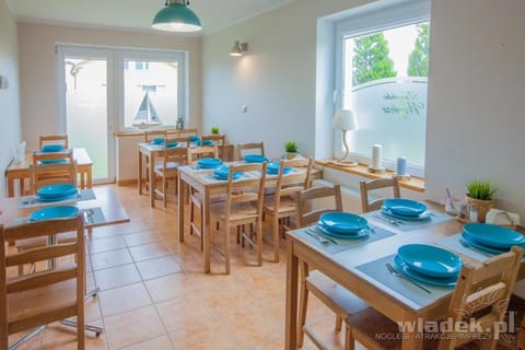 Restaurant/places to eat, Food and drinks, Dining area, Food