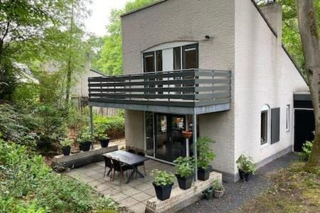 Property building, Patio, Spring, Day, Garden, Garden view