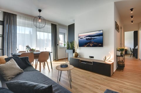 TV and multimedia, Living room, Decorative detail, Seating area, Evening entertainment, Entertainment
