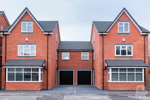 Birmingham Estate - Contractor & Group Accommodation - Secure Parking House in Birmingham