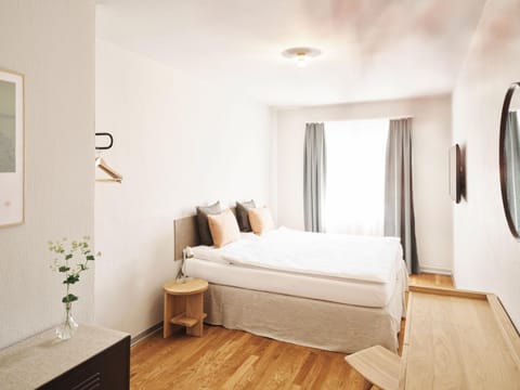 Bed, TV and multimedia, Photo of the whole room, Decorative detail, Bedroom