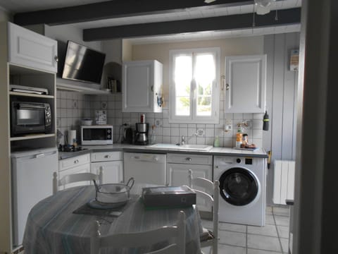 Coffee/tea facilities, fireplace, oven, stove, dryer