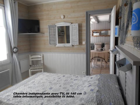 Photo of the whole room, cot
