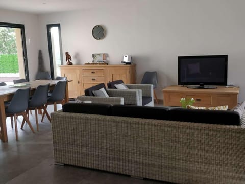 Villa 4 Suites avec Spa de Nage, Terrasse et Clim - Proche Centre Ruoms - FR-1-382-149 House in Provence-Alpes-Côte d'Azur