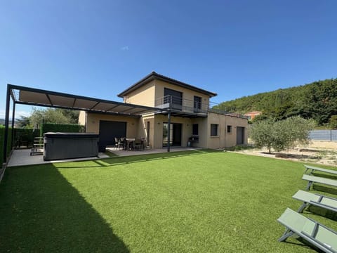 Villa 4 Suites avec Spa de Nage, Terrasse et Clim - Proche Centre Ruoms - FR-1-382-149 House in Provence-Alpes-Côte d'Azur